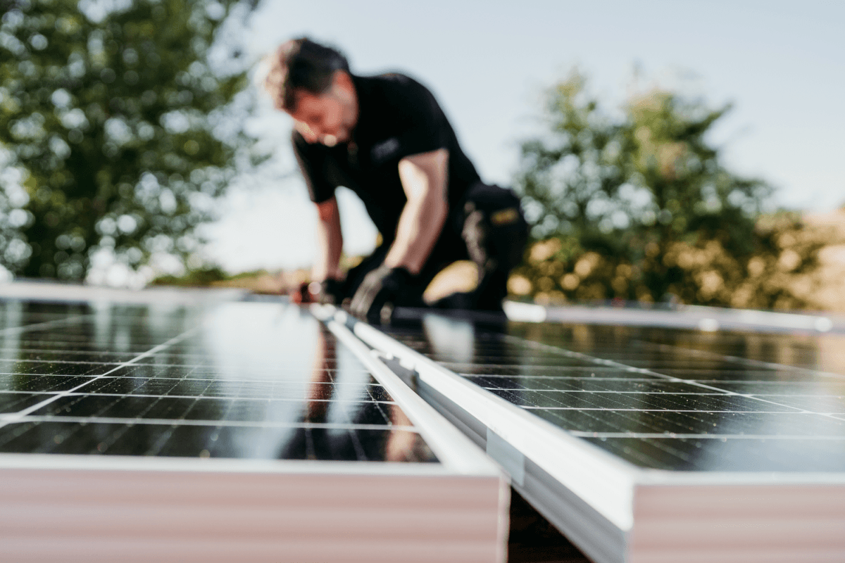 Composé d’une équipe de professionnel, nous agissons dans vos travaux d’installation électrique, la pose de panneaux photovoltaïques et installations solaires. Kauff Energy leader de l’énergie solaire !